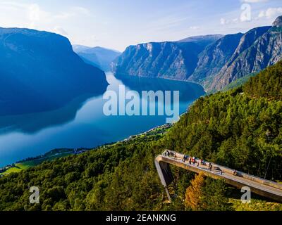 Aussichtsplattform Stegastein mit Blick auf Aurlandsfjord, Aurland, Norwegen, Skandinavien, Europa Stockfoto