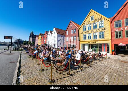 Open-Air-Cafés, Bryggen, Reihe von hanseatischen Gebäuden, UNESCO-Weltkulturerbe, Bergen, Norwegen, Skandinavien, Europa Stockfoto