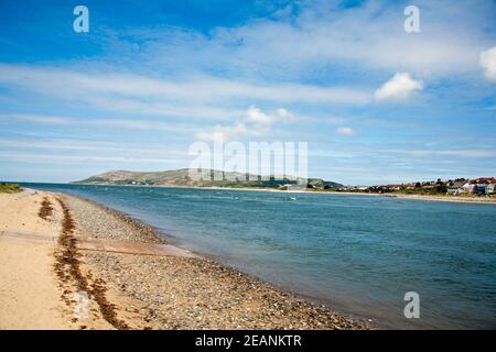 Die Great Orme über den Fluss Conwy von der Baken in der Nähe von Conwy Quay Marina Conwy Snowdonia North Wales Stockfoto