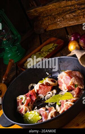 Roher ostfriesischer Snirtje-Braten mit Gewürzen. Stockfoto