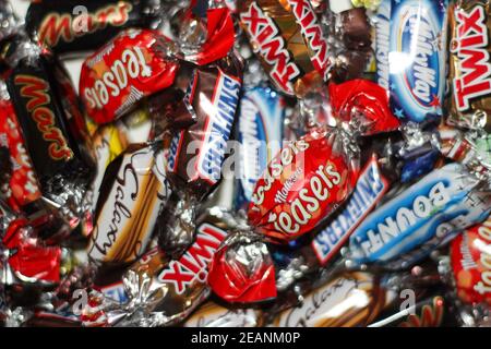 Eine Mischung aus Pralinen für Feierlichkeiten, die in Großbritannien in einer Geschenkschachtel für Feierlichkeiten verkauft werden. Malteser Teaser, Kopfgeld, Snickers, Galaxie, twix, mars Bar und Milchstraße Stockfoto