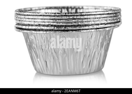 Die leeren Kuchen und Brot glänzende Aluminium Vorlagen in Weiß Isolierter Hintergrund Stockfoto