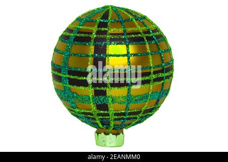 Weihnachtsdekoration isoliert. Nahaufnahme einer dekorativen grünen glitzernden weihnachtskugel oder Kugel isoliert auf weißem Hintergrund. Makro. Stockfoto