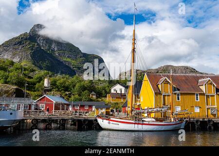 Segelboot im Hafen des kleinen Fischerdorfes Nusfjord, Lofoten, Nordland, Norwegen, Skandinavien, Europa Stockfoto