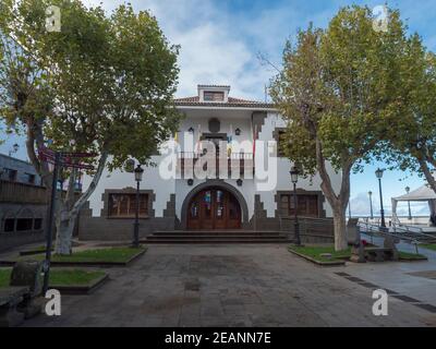 Firgas, Gran Canaria, Kanarische Inseln, Spanien 13. Dezember 2020: Villa Del Agua, altes Gebäude im Kolonialstil am San Roque Platz in Firgas Dorf Stockfoto