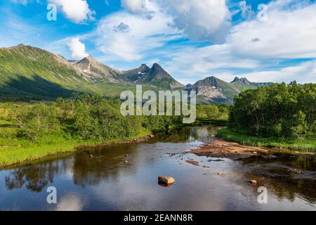 Schöner Fluss in den Bergen von Andenes, Senja malerische Straße, Norwegen, Skandinavien, Europa Stockfoto