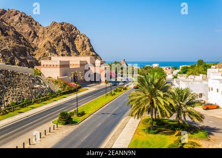 Luftaufnahme der Al Bahri Straße, die die Altstadt von Muscat mit dem Hafen von Muttrah im Oman verbindet. Stockfoto