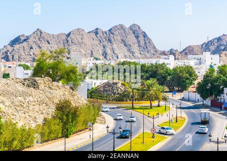 Luftaufnahme der Al Bahri Straße, die die Altstadt von Muscat mit dem Hafen von Muttrah im Oman verbindet. Stockfoto