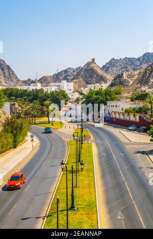 Luftaufnahme der Al Bahri Straße, die die Altstadt von Muscat mit dem Hafen von Muttrah im Oman verbindet. Stockfoto