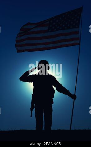 Silhouette von salutieren US-Armee Soldat mit Flagge Stockfoto