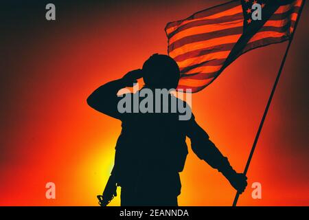 US-Soldat, der gefallene Helden ehrt Stockfoto