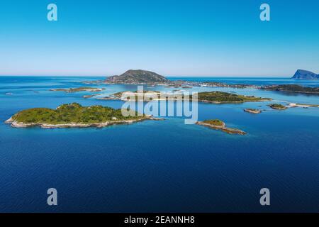 Luftaufnahme von Brensholmen mit türkisfarbenem Wasser, Senja-Panoramastraße, Norwegen, Skandinavien, Europa Stockfoto