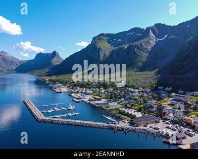 Luftaufnahme von Gryllefjord, Senja, Senja Panoramastraße, Norwegen, Skandinavien, Europa Stockfoto