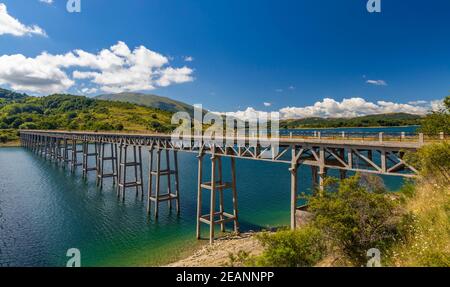 Brücke Ponte delle Stecche, Lago di Campotosto im Nationalpark Gran Sasso e Monti della Laga, Region Abruzzen, Italien Stockfoto