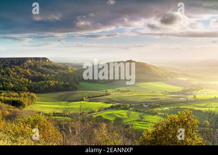 Dramatisches Wetter und Himmel über dem Tal von York von Sutton Bank, den North Yorkshire Moors, Yorkshire, England, Großbritannien, Europa Stockfoto