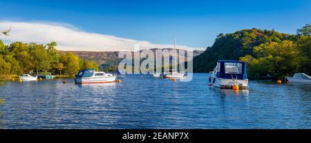 Kleine Boote vor Anker, Loch Lomond, Bay at Aldochlay, Argyll and Bute, Schottland, Vereinigtes Königreich, Europa Stockfoto