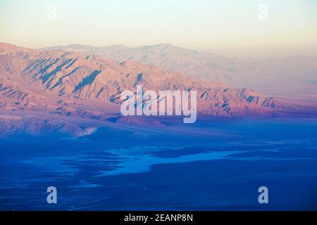 Blick über das Badwater Basin auf die Panamint Range, Sonnenaufgang, Dante's View, Death Valley National Park, Kalifornien, Vereinigte Staaten von Amerika, Nordamerika Stockfoto