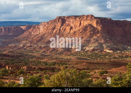 Blick vom Panorama Point über das Tal zu den zerklüfteten Klippen des Waterpocket Fold, Sonnenuntergang, Capitol Reef National Park, Utah, Vereinigte Staaten von Amerika Stockfoto