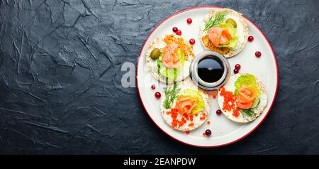 Canapes mit Räucherlachs Stockfoto