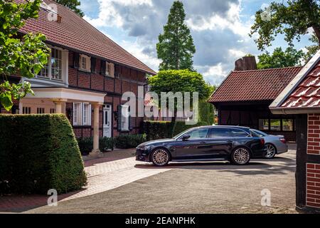 Luxus-Familienresidenz in einer reichen Nachbarschaft am Stadtrand Einer großen Stadt Stockfoto