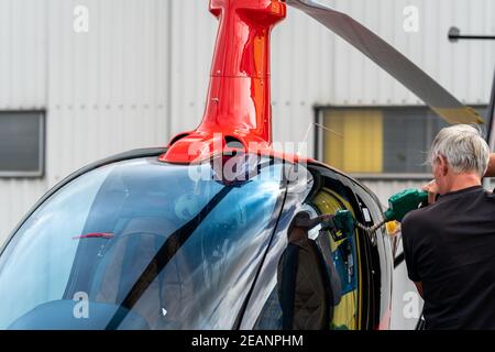 Tanken eines kleinen privaten Hubschraubers Stockfoto