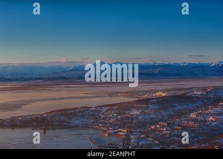 Der Panoramablick auf die Stadt Petropavlovsk-Kamtschatsky und Vulkane Stockfoto