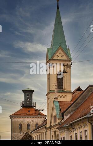 Der historische Lotrscak Turm im Hintergrund mit einem griechisch-orthodoxen Seminar im Vordergrund, Zagreb, Kroatien, Europa Stockfoto