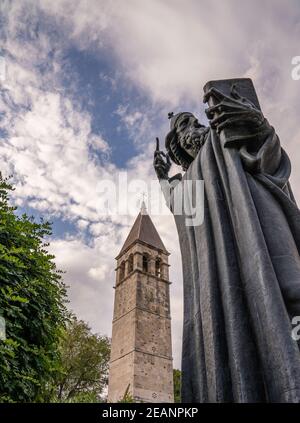 Die Statue des Gregor von Nin mit der Kapelle des Heiligen Arnir im Hintergrund, Split, Kroatien, Europa Stockfoto