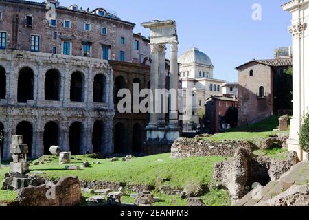 Teatro di Marcello (Theater des Marcellus), die Säule des Apollotempels und die quadratische Kuppel der Synagoge, Rom Stockfoto