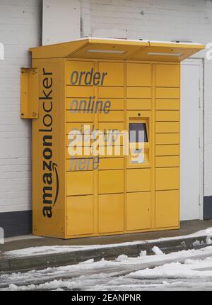 DONCASTER, GROSSBRITANNIEN - 2. FEBRUAR 2021. Ein Amazon locker ist ein sicherer Kiosk, wo die Menschen abholen können ihr Paket oder Paket mit Bequemlichkeit Stockfoto
