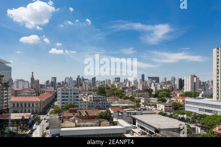 Schöner Blick auf die Skyline von São Paulo, Alleen, Häuser und Geschäftshäuser im Hintergrund am sonnigen Sommertag mit blauem Himmel. Brasilien. Stockfoto