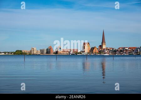 Blick über die Warnow zur hansestadt Rostock Stockfoto