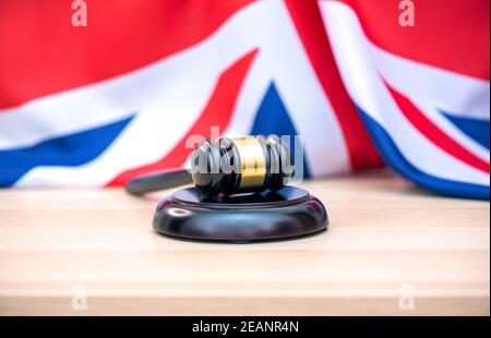 Britische Flagge und Richter Holzgavel am Gerichtsgebäude, Konzeptbild Stockfoto