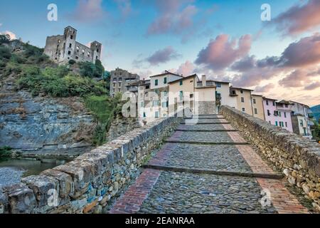 Dolceacqua antike Burg und Steinbrücke Stockfoto