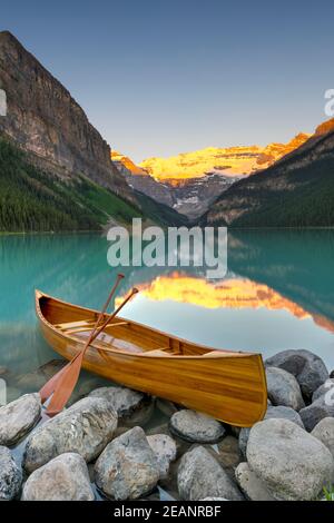 Canoe auf dem Cedar-Strip am Lake Louise, Banff National Park, UNESCO-Weltkulturerbe, Alberta, Kanadische Rockies, Kanada, Nordamerika Stockfoto