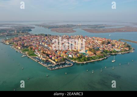 Luftaufnahme der Insel Burano mit der Insel Torcello im Hintergrund, Lagune von Venedig, UNESCO Weltkulturerbe, Venetien, Italien, Europa Stockfoto