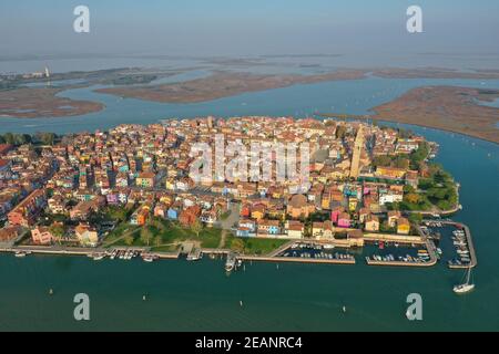 Luftaufnahme der Insel Burano, Lagune von Venedig, UNESCO-Weltkulturerbe, Venetien, Italien, Europa Stockfoto