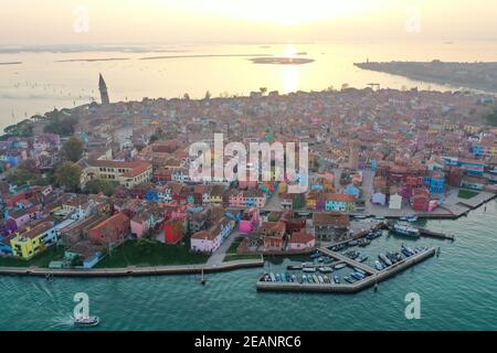 Luftaufnahme der Insel Burano, Lagune von Venedig, UNESCO-Weltkulturerbe, Venetien, Italien, Europa Stockfoto