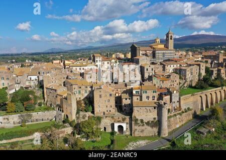 Luftaufnahme mit Drohne von etruskischen Dorf Vetralla, Viterbo Provinz, Latium, Italien, Europa Stockfoto