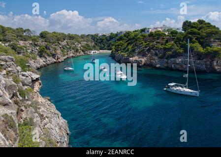 Jachten in der Bucht von Cala Pi, von der schmalen Klippe oben Küstenweg, Südküste von Mallorca, Balearen, Spanien, Mittelmeer, Europa Stockfoto