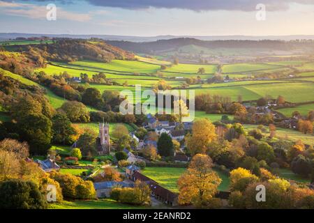 Blick im Herbst über das Dorf Corton Denham und die Landschaft bei Sonnenuntergang, Corton Denham, Somerset, England, Großbritannien, Europa Stockfoto