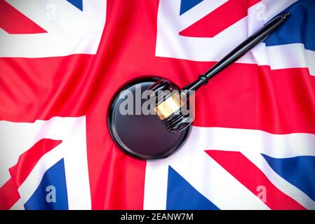Britische Flagge und Richter Holzgavel am Gerichtsgebäude, Konzeptbild Stockfoto