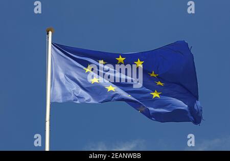 Nahaufnahme Flagge der EU winkt im Wind über Blau Himmel Stockfoto