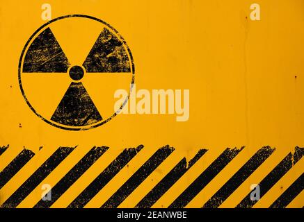 Schwarzes radioaktives Schild auf gelbem Hintergrund Stockfoto