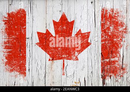 Grunge kanadische Flagge über alten weiß bemalten Holz Stockfoto