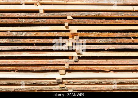 Gestapelte Bretter. Industrieller Hintergrund aus Holzstapel. Stockfoto