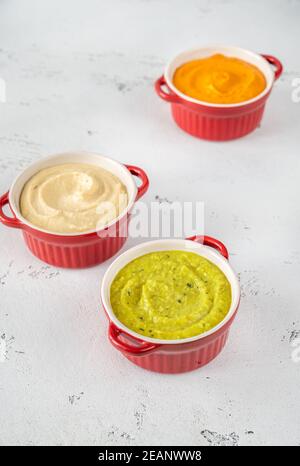 Auswahl an Hummus Stockfoto