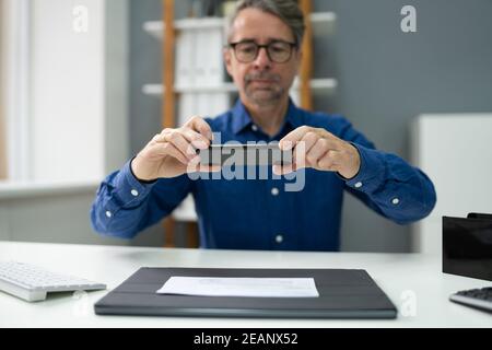 Remote Check Deposit Mit Mobile Photo. Dokumente Werden Gescannt Stockfoto