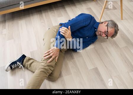 Alter Älterer Gefallener Mann. Ältere Menschen Slip Stockfoto