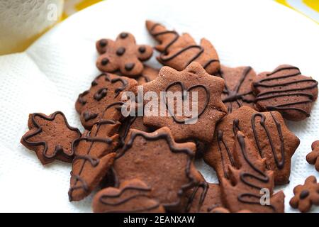 Gemischte Cookies auf einem weißen Teller Stockfoto